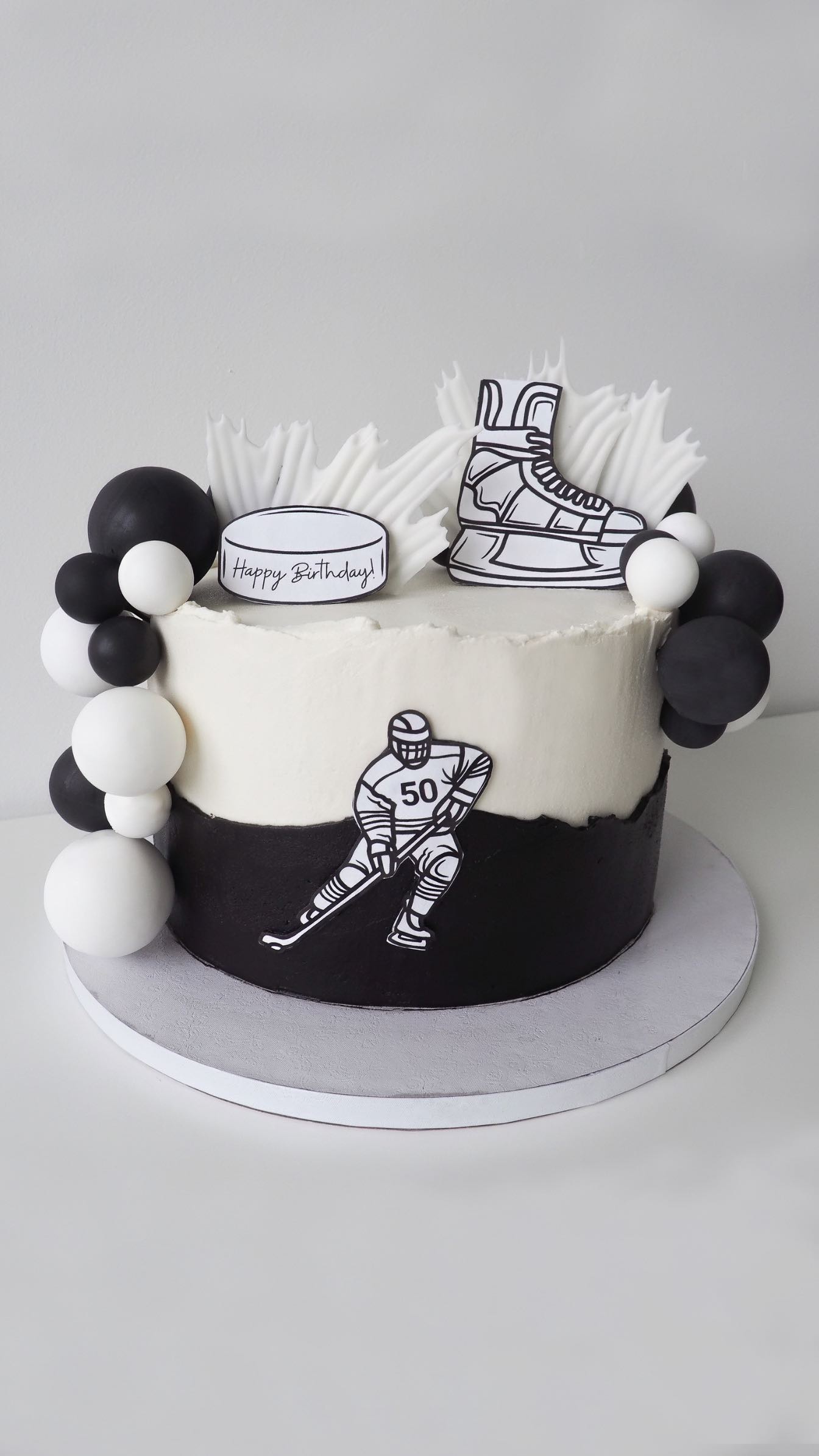 Eishockey Torte zum 50. Geburtstag ⛸️🏒🤍

#eishockeytorte #geburtstagstorte #torte #cake #birthdaycake #icehockeycake #icehockey #eishockey #birthdayparty #50thbirthdaycake #50thbirthday #babytorte #babypartytorte #genderrevealparty #taufe #hochzeit #kindergeburtstag #cupcakesvorarlberg #kindertorte #taufevorarlberg #babypartyvorarlberg #tortenvorarlberg #geburtstagvorarlberg #kindergeburtstagvorarlberg #kinderpartyvorarlberg #hochzeitvorarlberg #hochzeitstortevorarlberg #ländlewedding #zuckerbissen #zuckerbissenbyanja